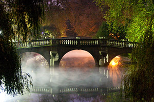 мост Клер ночью в тумане  — Кембридж, Англия
