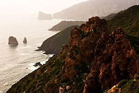 Скалы Сардинии в дымке