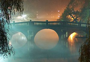 Clare Bridge i dimma-Cambridge England