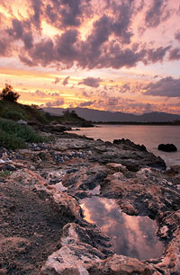 Far-reaching photo with detailed foreground (Sardinia)